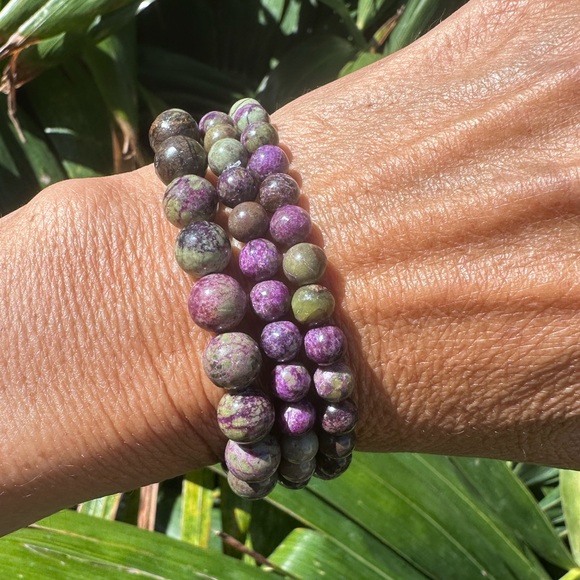 B97 Fine Atlantisite is Purple Stichtite & Green Serpentine 8mm Bead Bracelet - Picture 3 of 7